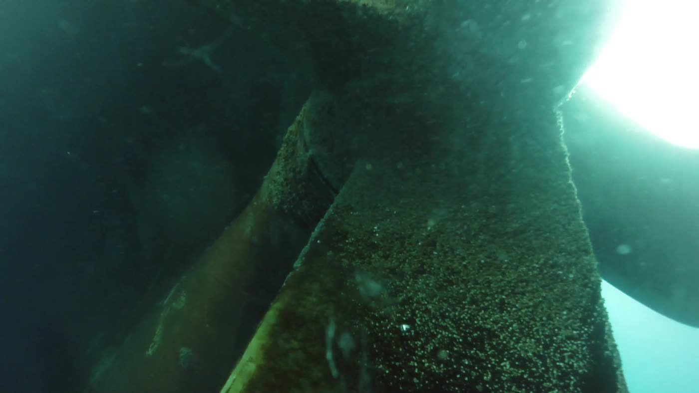 Timón de buque con fouling granular — inspección ROV FullHD