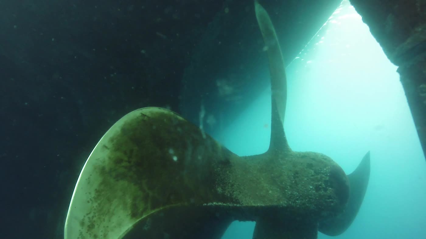 Inspección real con ROV — hélice y obra viva de buque en faena